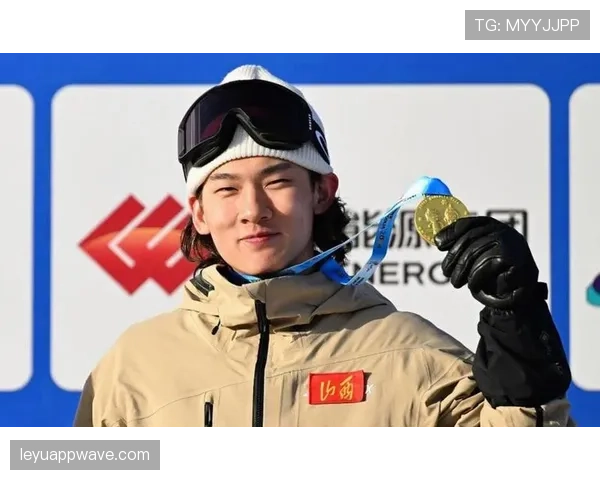 苏翊鸣居然穿球鞋逛街？我还以为滑雪冠军人设能hold住高冷狂拽呢！